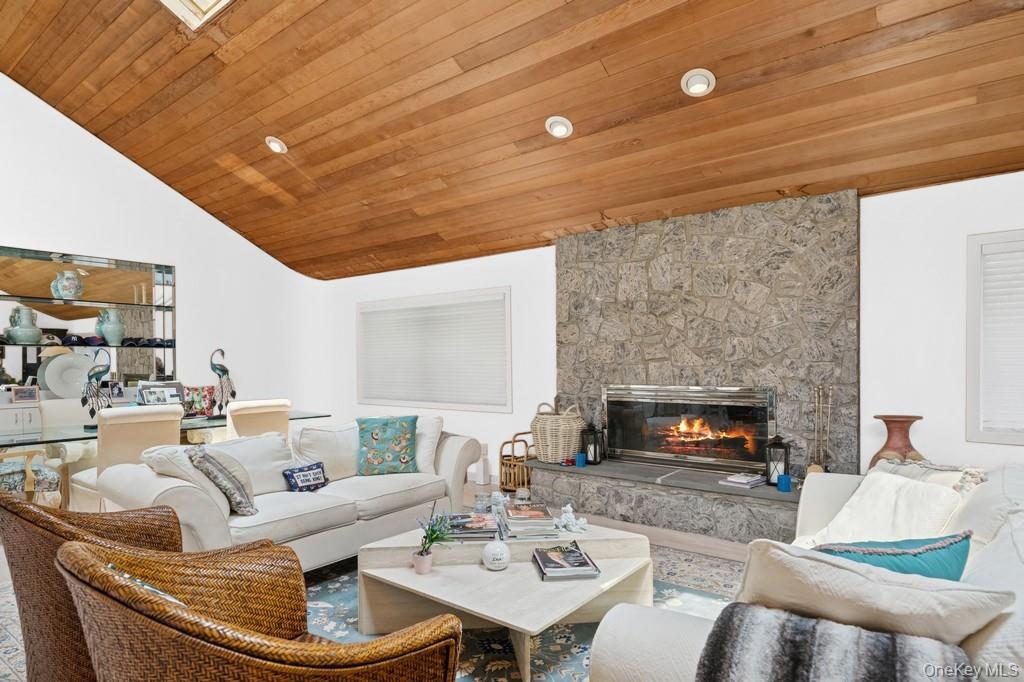 61 Hidden Cove Court, Southampton, NY 11968