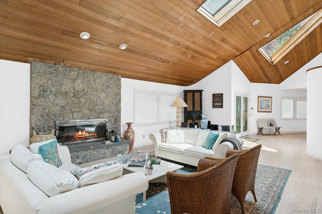 61 Hidden Cove Court, Southampton, NY 11968