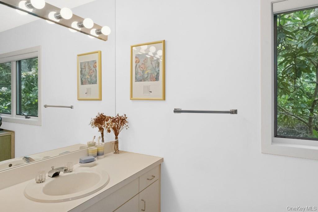 61 Hidden Cove Court, Southampton, NY 11968