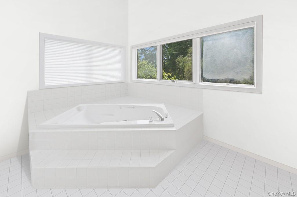 61 Hidden Cove Court, Southampton, NY 11968