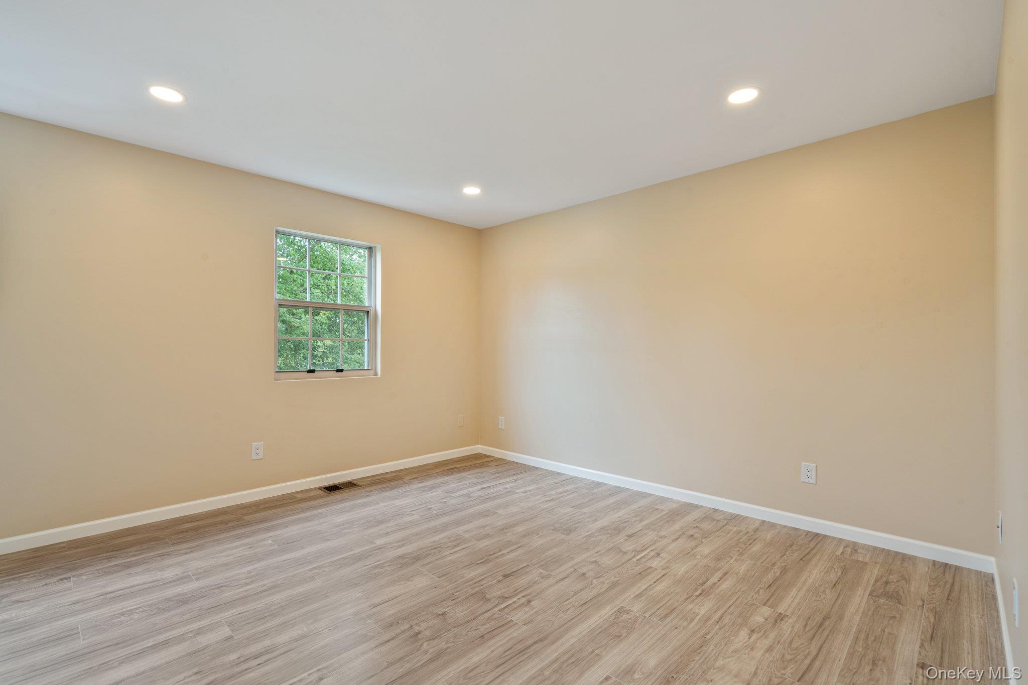 6 Doe Path, Coram, NY 11727