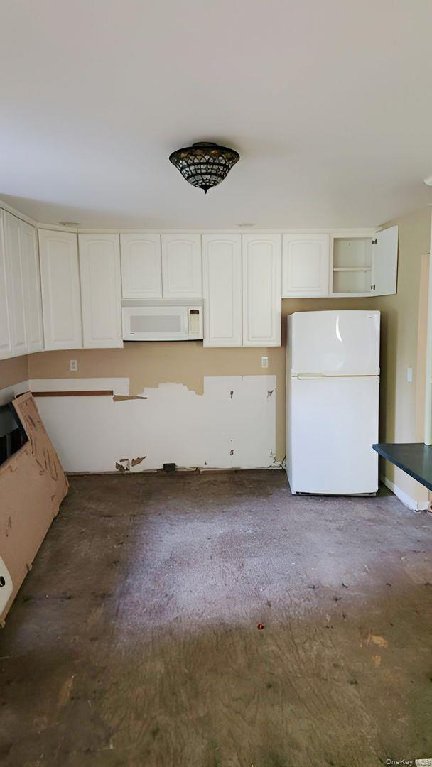 6 White Oaks Road, Hyde Park, NY 12538