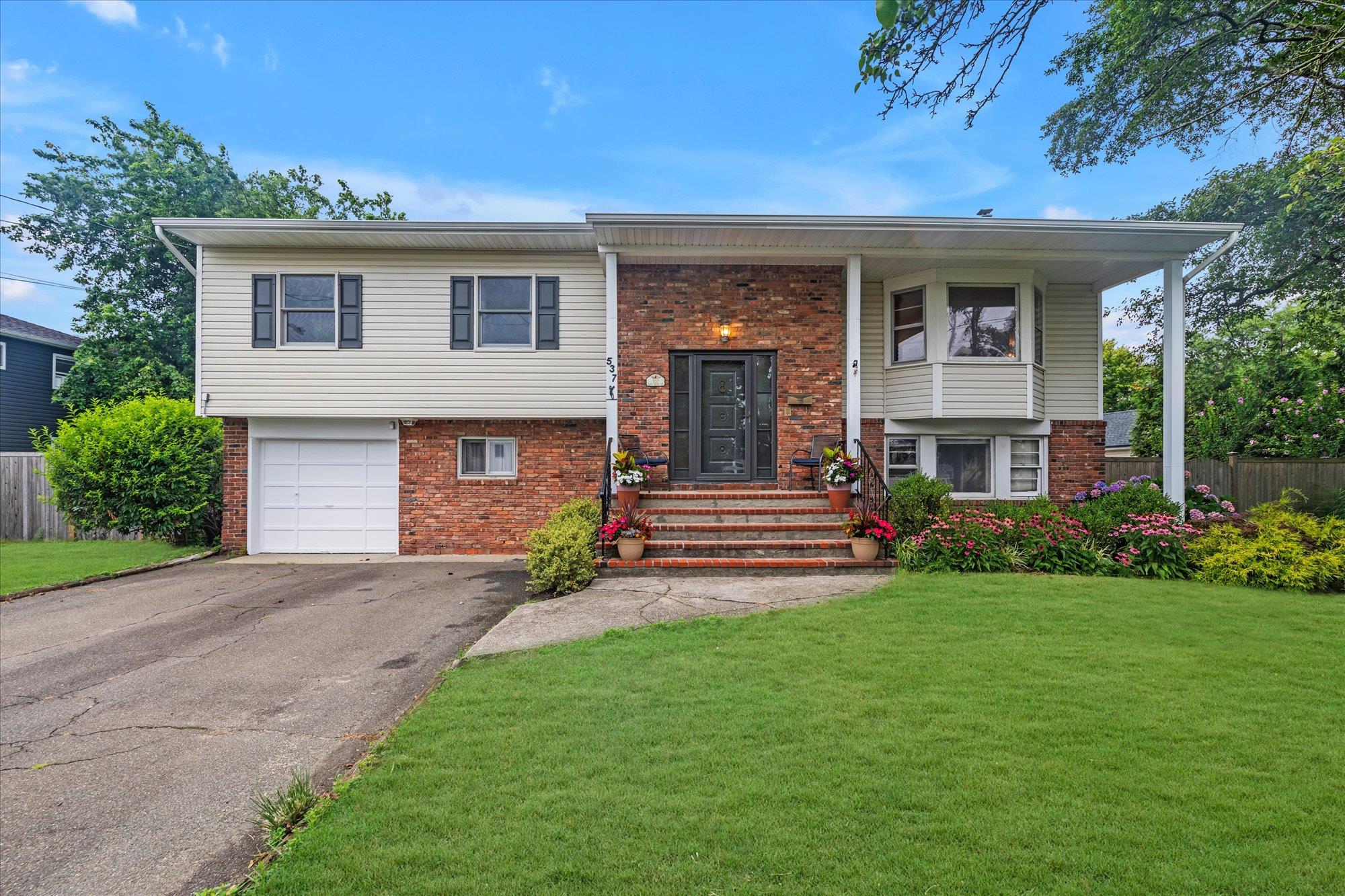 537 Bay 5th Street, West Islip, NY 11795