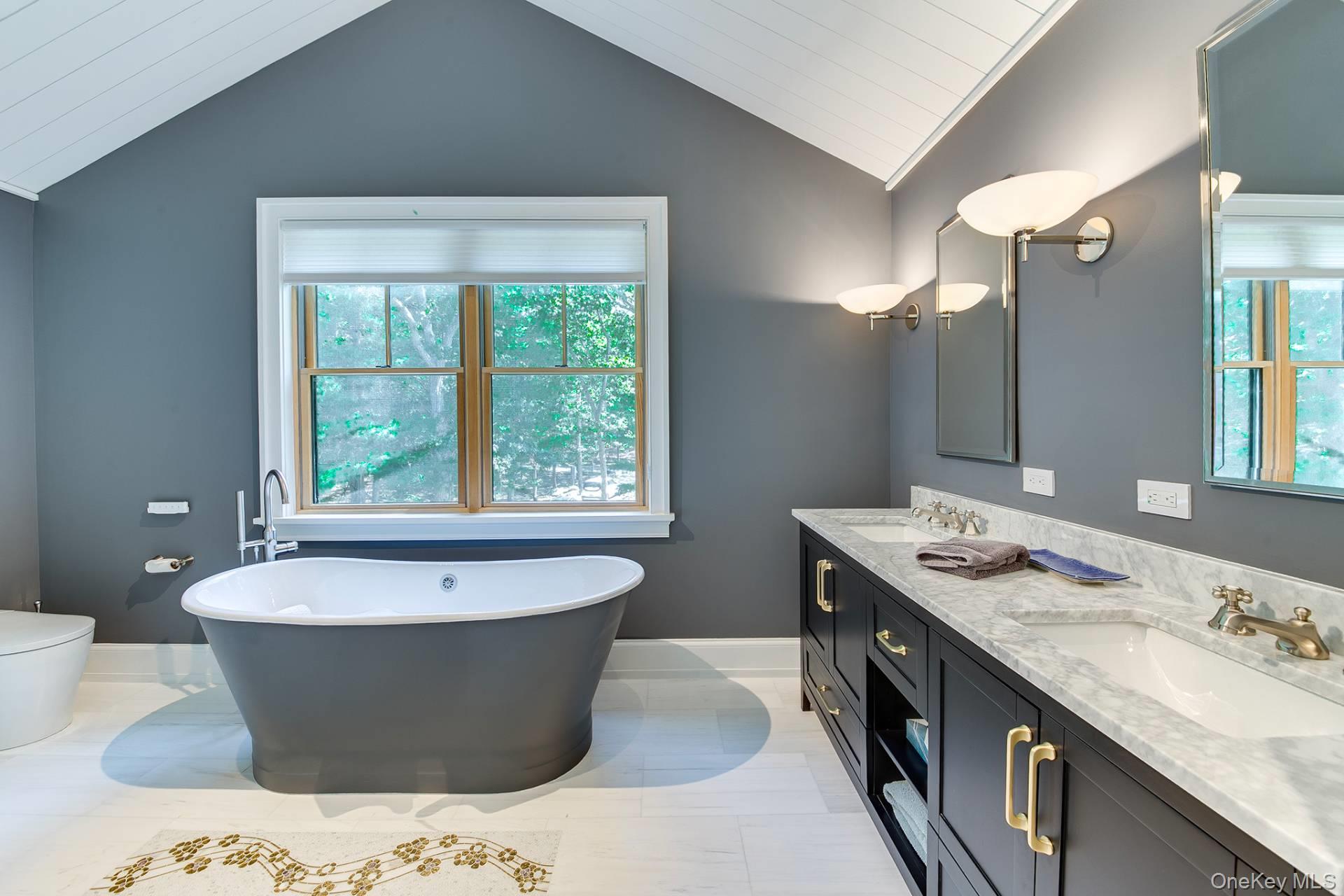 9 Longboat Lane, East Hampton, NY 11937