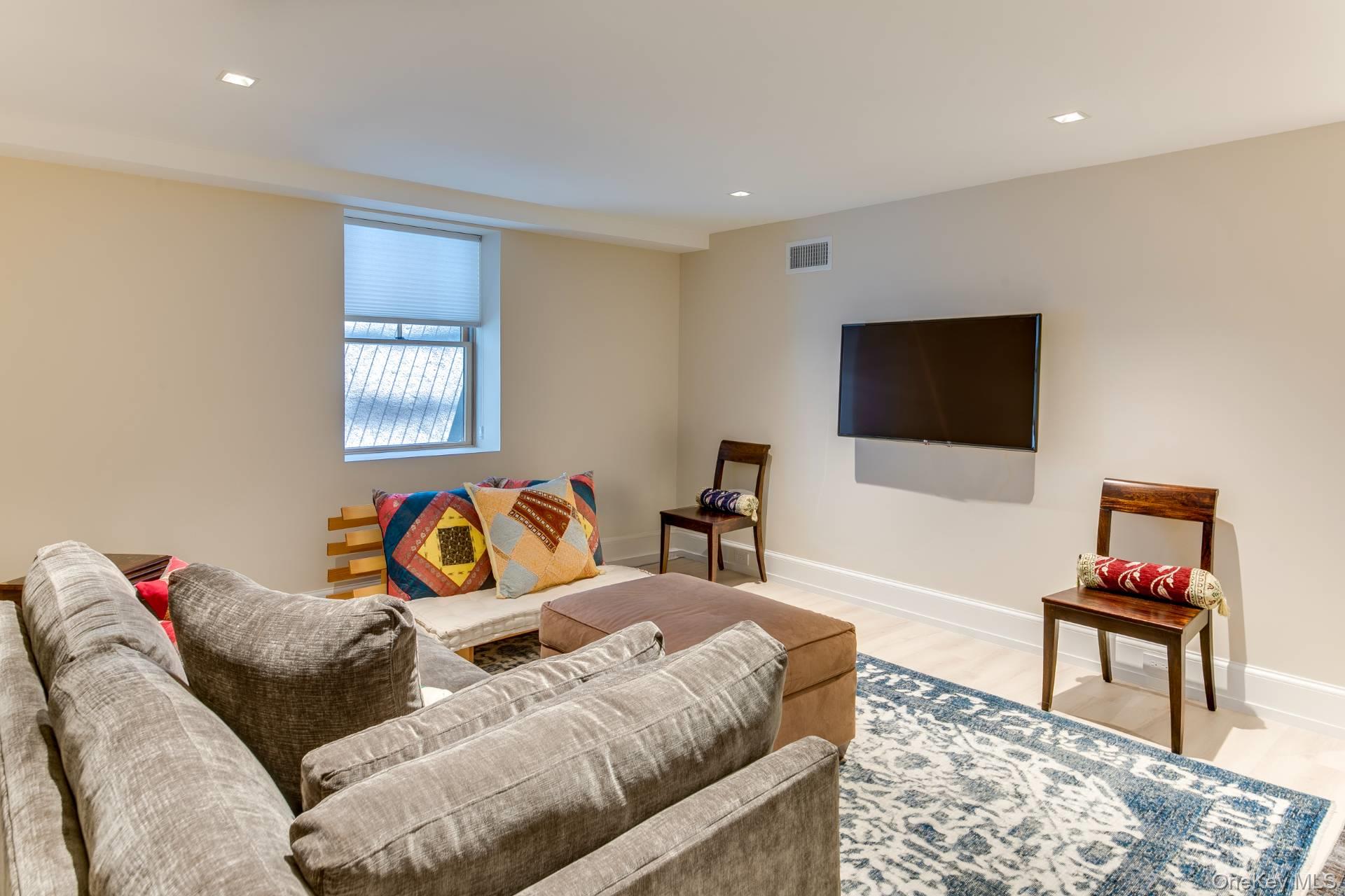 9 Longboat Lane, East Hampton, NY 11937