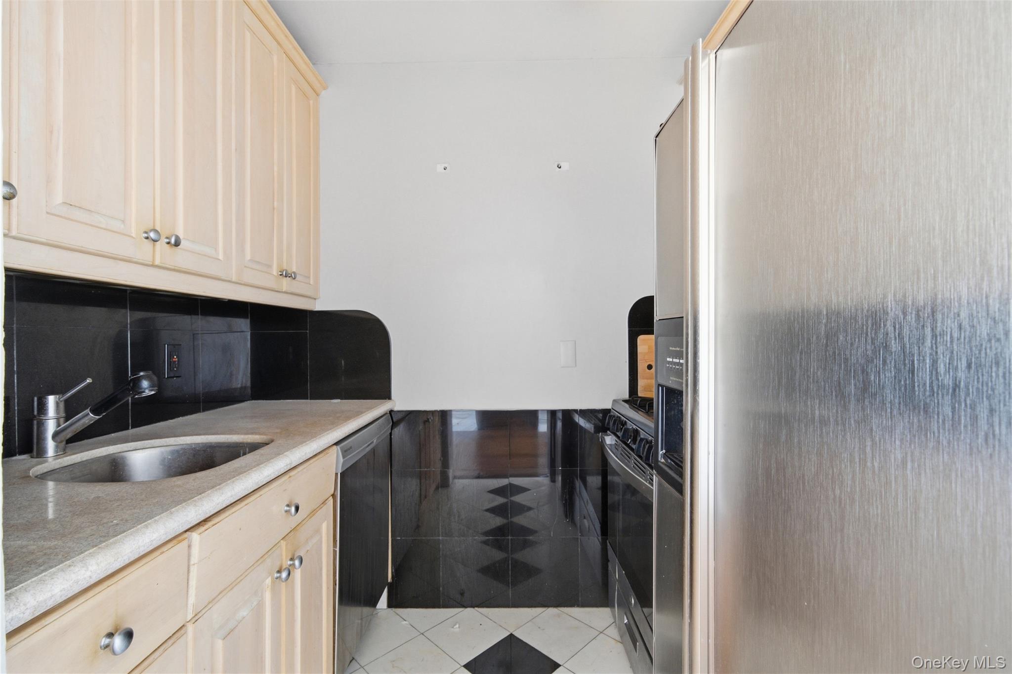 6 Birchwood Court # 3H, Mineola, NY 11501