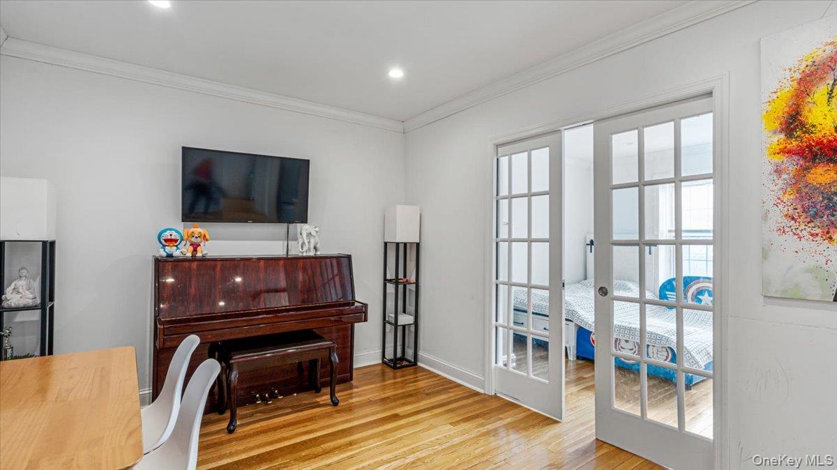 90 Knightsbridge Road # H 1, Great Neck, NY 11021