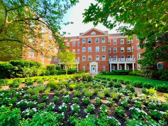 90 Knightsbridge Road # H 1, Great Neck, NY 11021