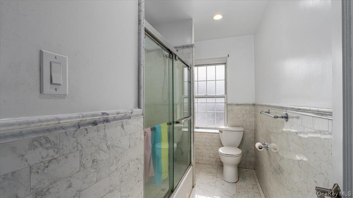 90 Knightsbridge Road # H 1, Great Neck, NY 11021