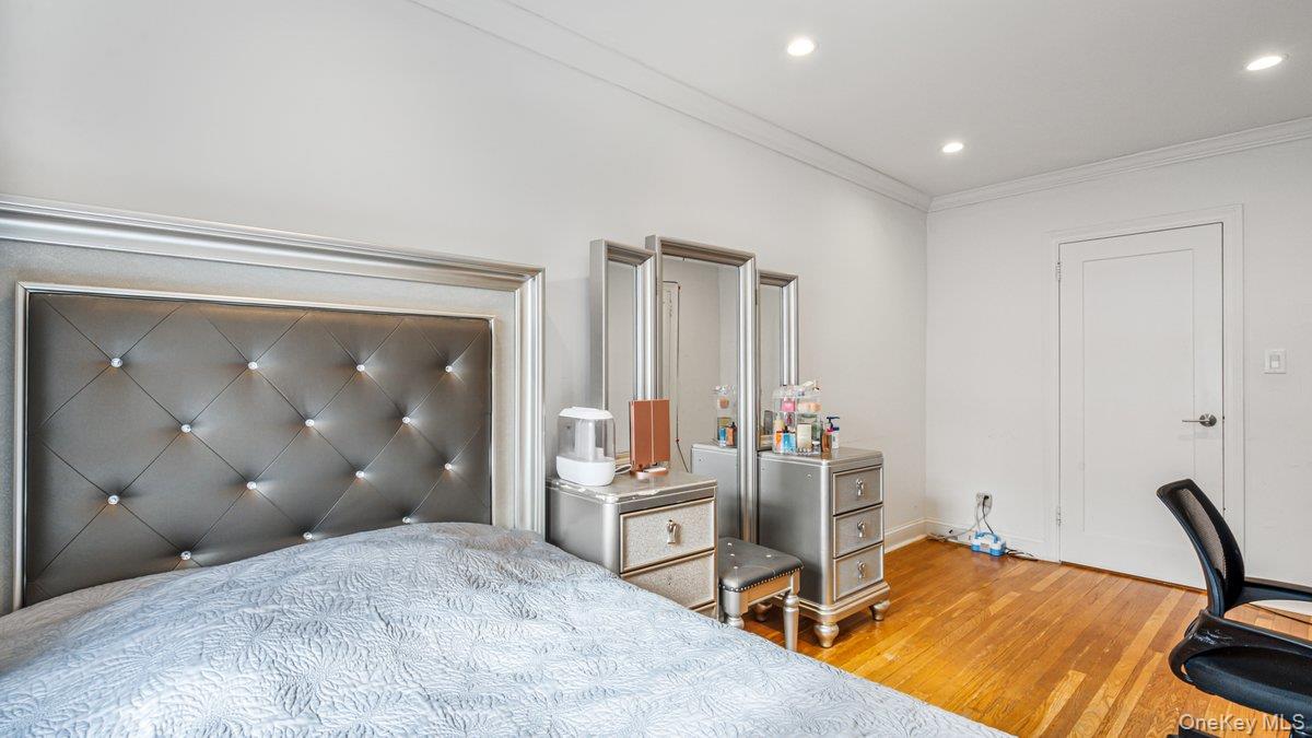 90 Knightsbridge Road # H 1, Great Neck, NY 11021