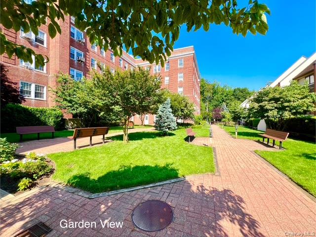 90 Knightsbridge Road # H 1, Great Neck, NY 11021