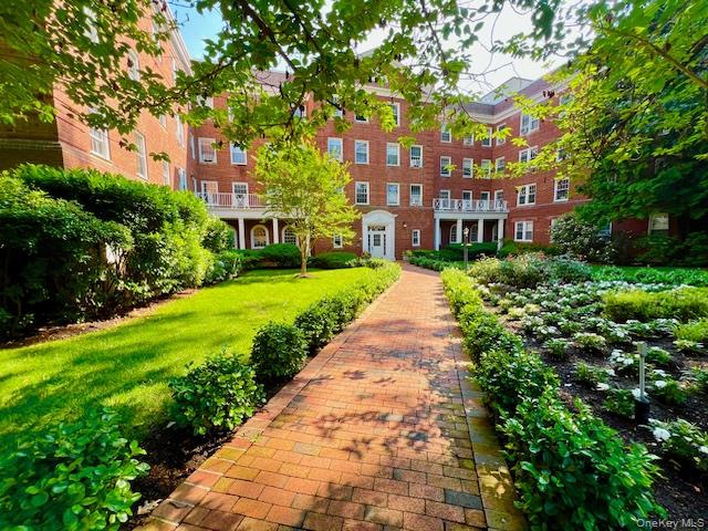 90 Knightsbridge Road # H 1, Great Neck, NY 11021