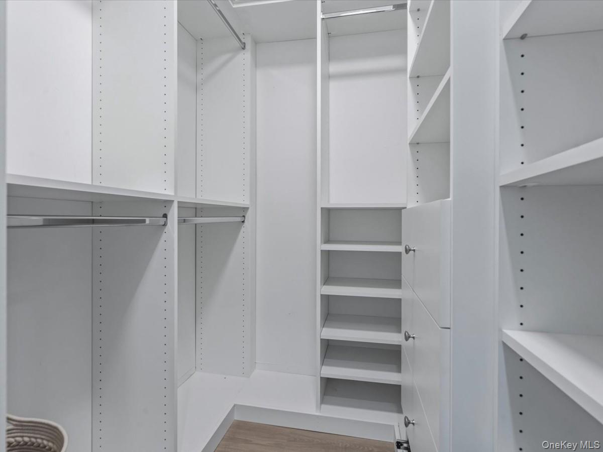 1 Kensington # 107, Great Neck, NY 11021