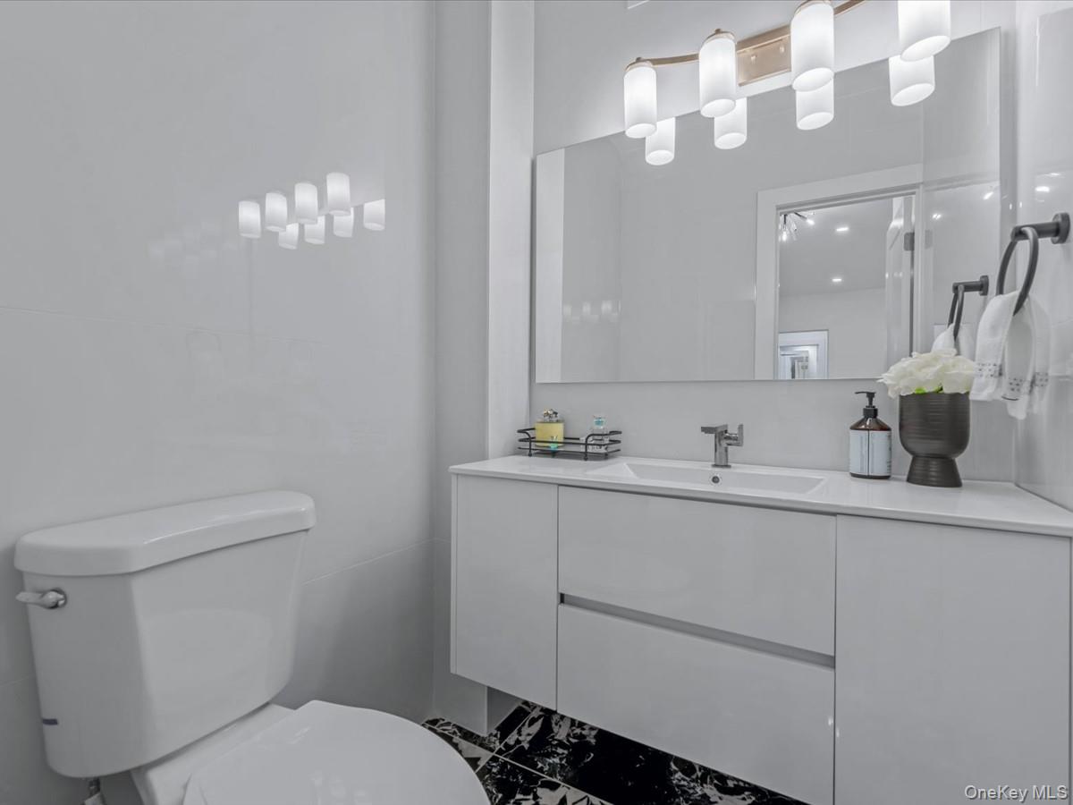 1 Kensington # 107, Great Neck, NY 11021