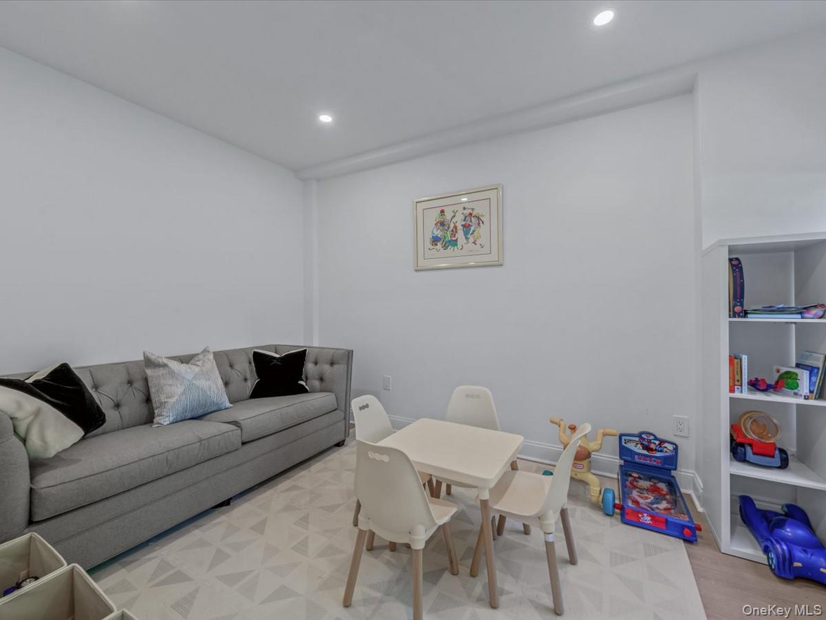 1 Kensington # 107, Great Neck, NY 11021