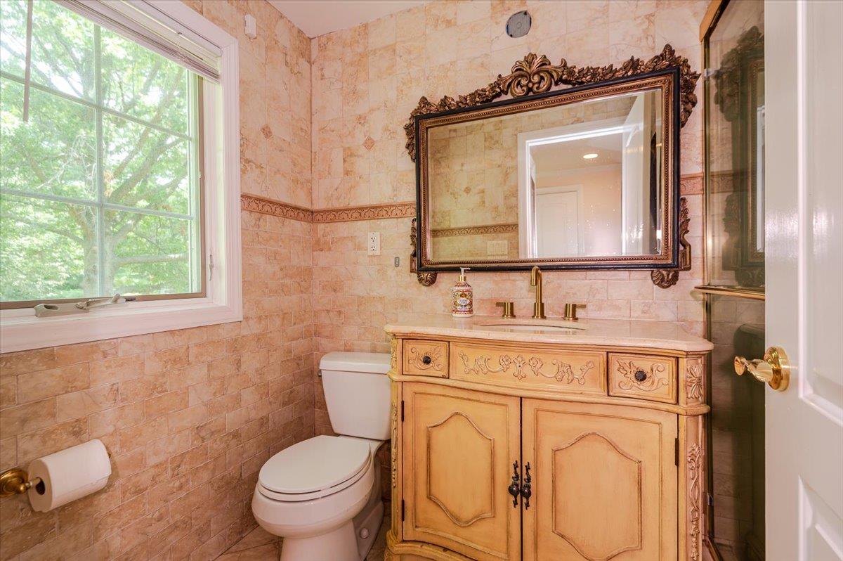 34 Arleigh Road, Great Neck, NY 11021