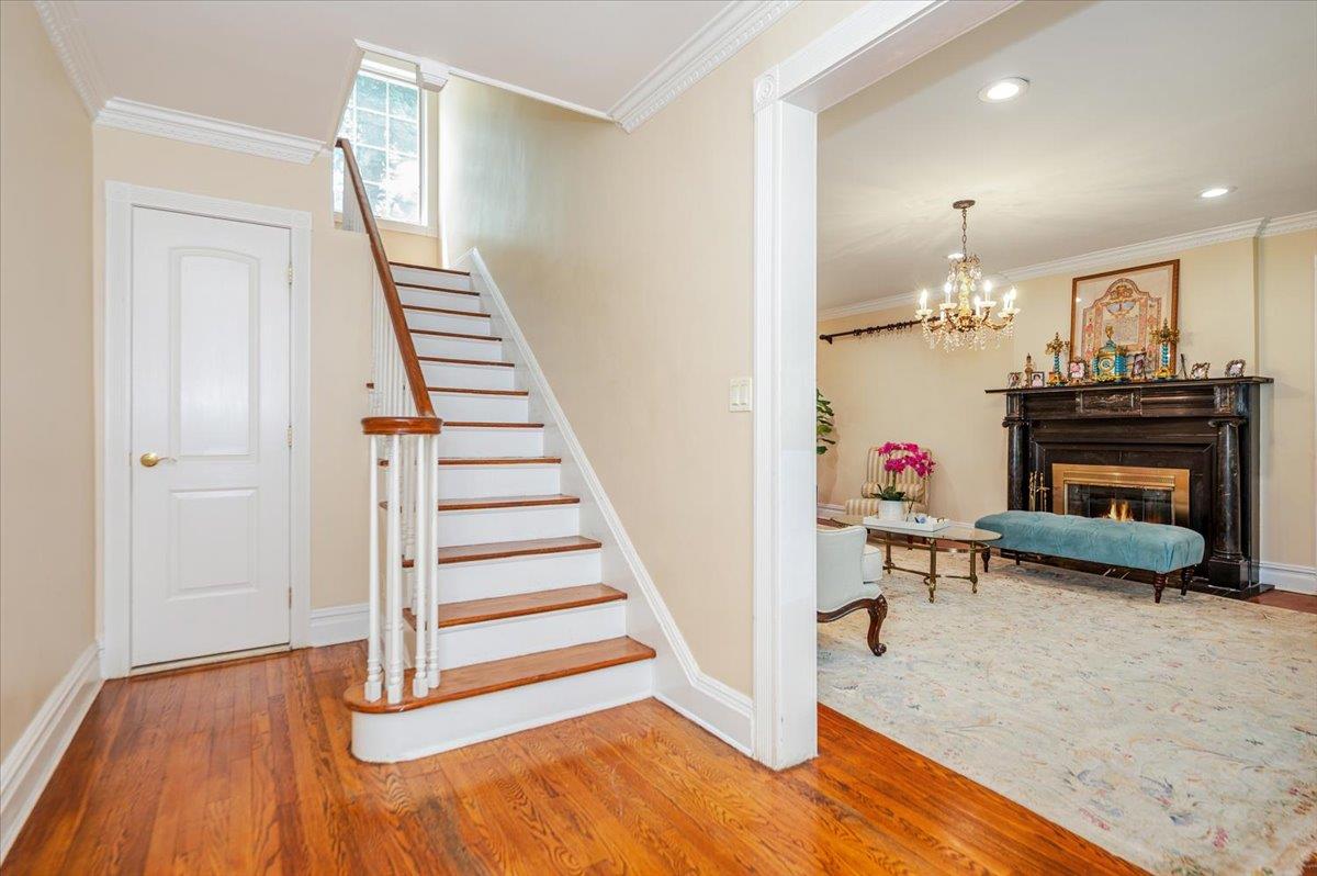 34 Arleigh Road, Great Neck, NY 11021