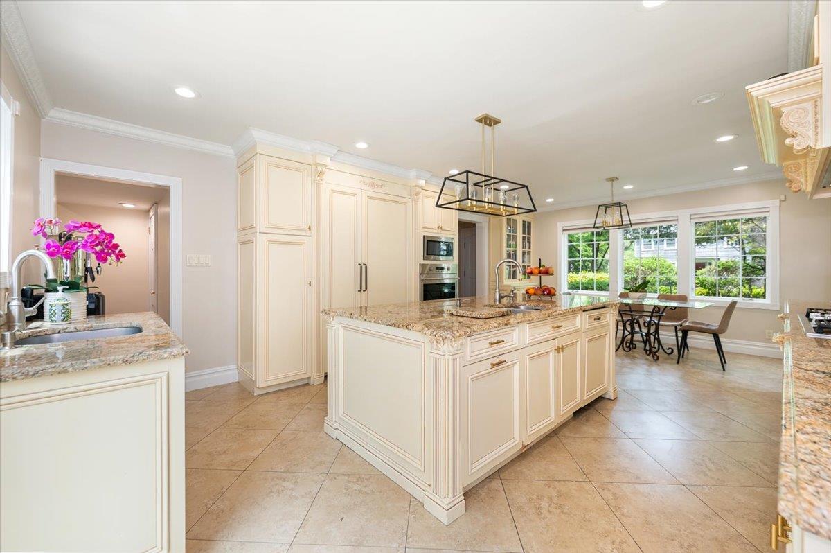 34 Arleigh Road, Great Neck, NY 11021