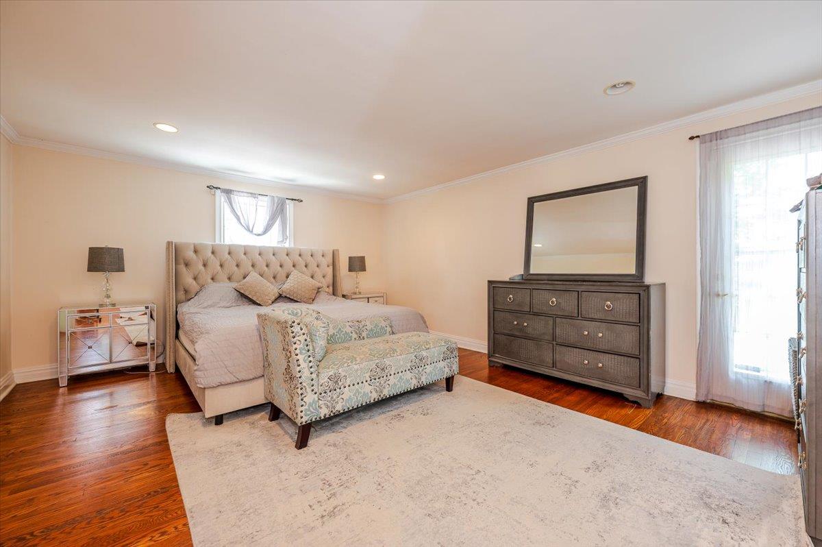 34 Arleigh Road, Great Neck, NY 11021