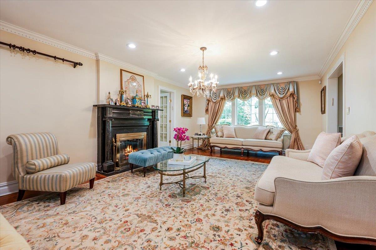 34 Arleigh Road, Great Neck, NY 11021