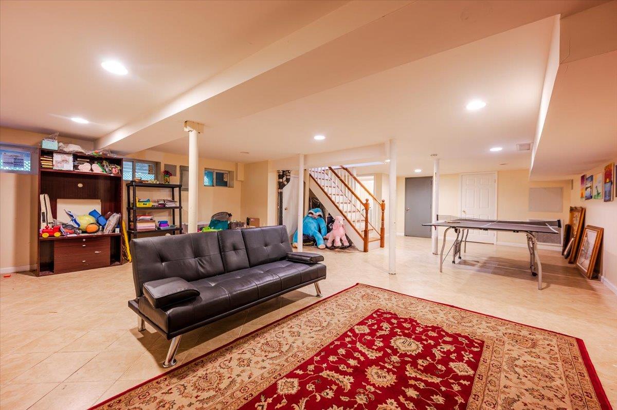 34 Arleigh Road, Great Neck, NY 11021