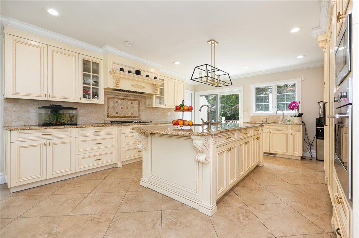 34 Arleigh Road, Great Neck, NY 11021