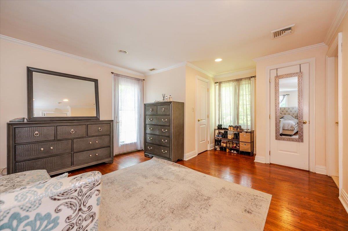 34 Arleigh Road, Great Neck, NY 11021