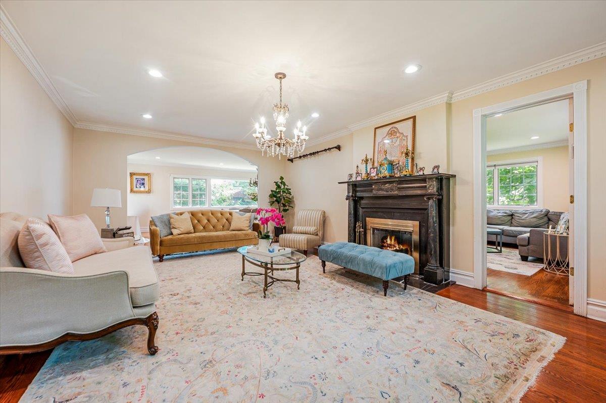 34 Arleigh Road, Great Neck, NY 11021