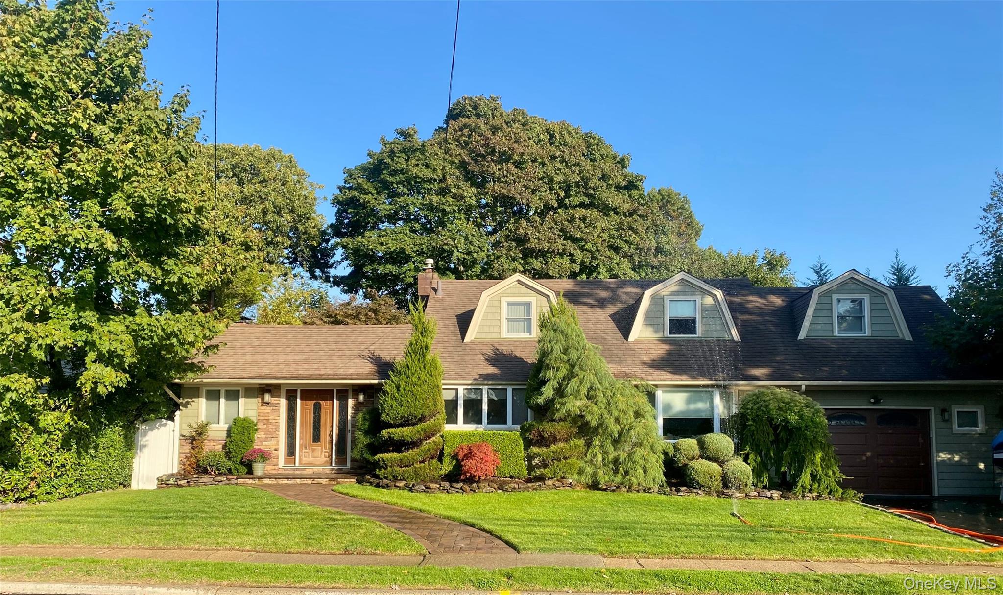 251 Roosevelt Avenue, Massapequa Park, NY 11762