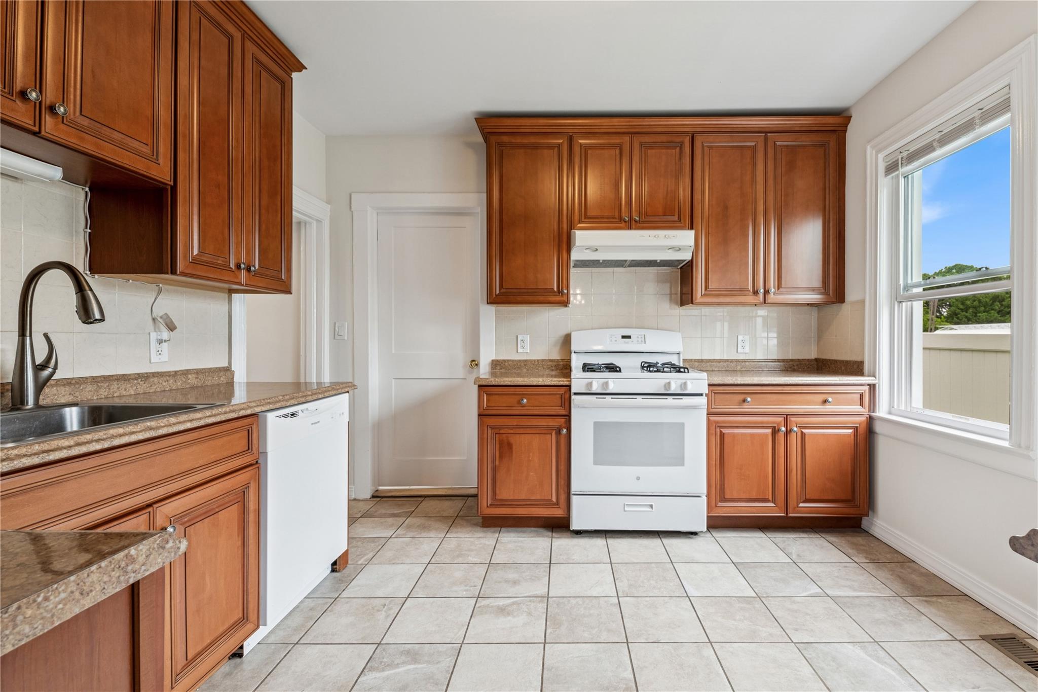 401 Ocean Avenue, Malverne, NY 11565