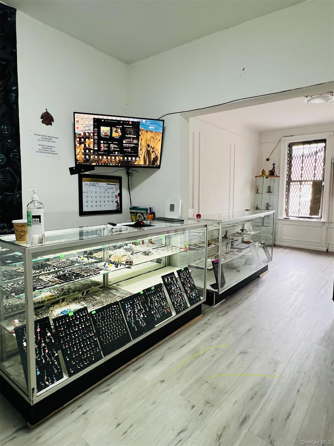 82-07 Roosevelt Avenue, Jackson Heights, NY 11372