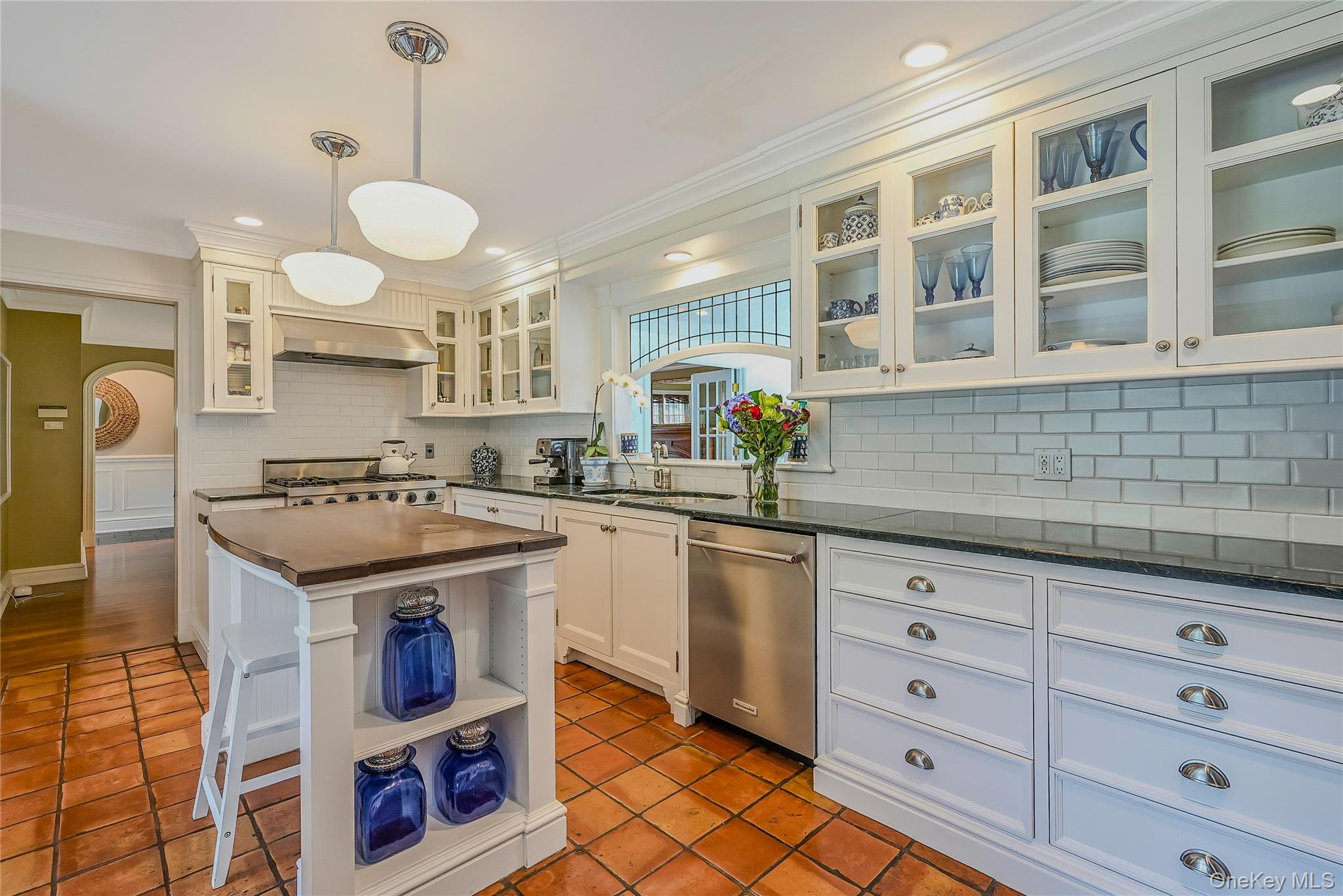 27 Van Wyck Lane, Lloyd Harbor, NY 11743