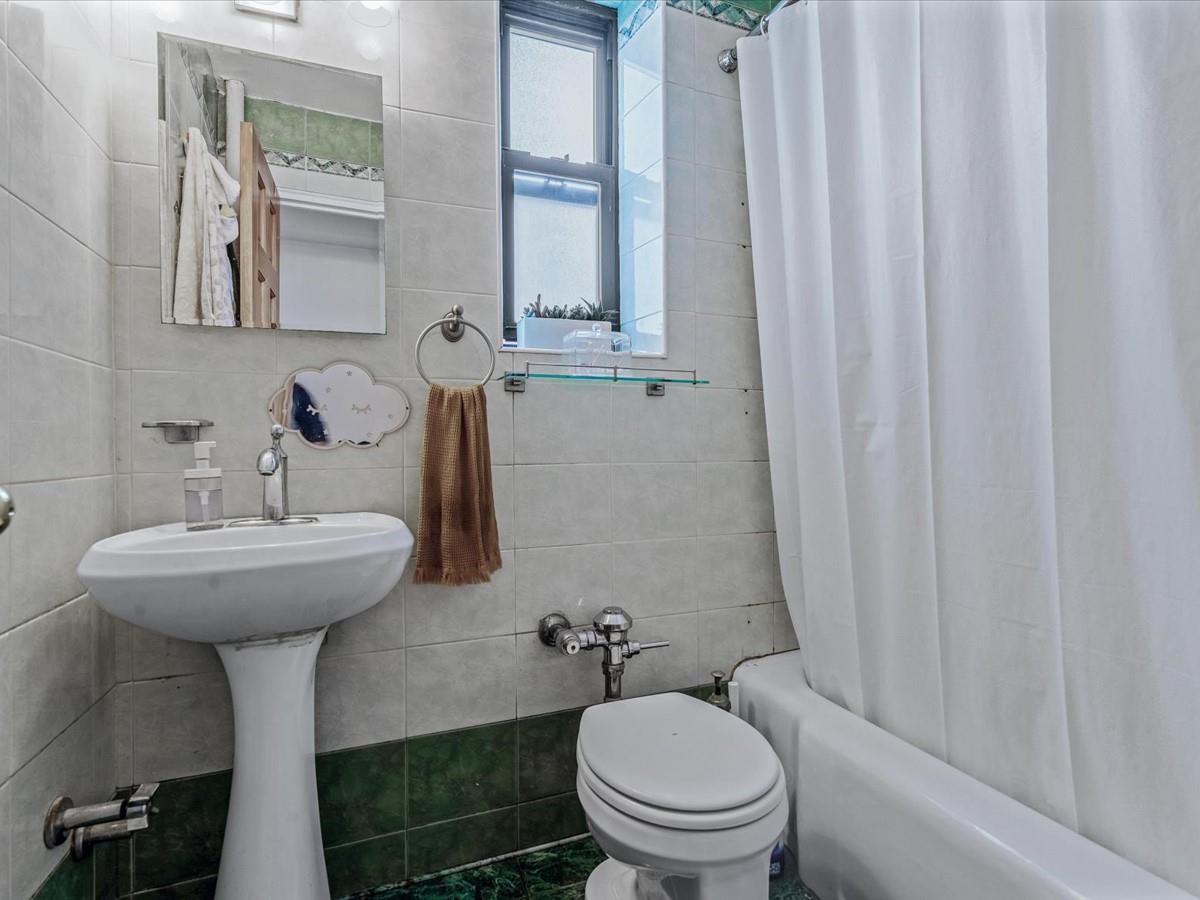 102-12 65th Avenue # D22, Forest Hills, NY 11375