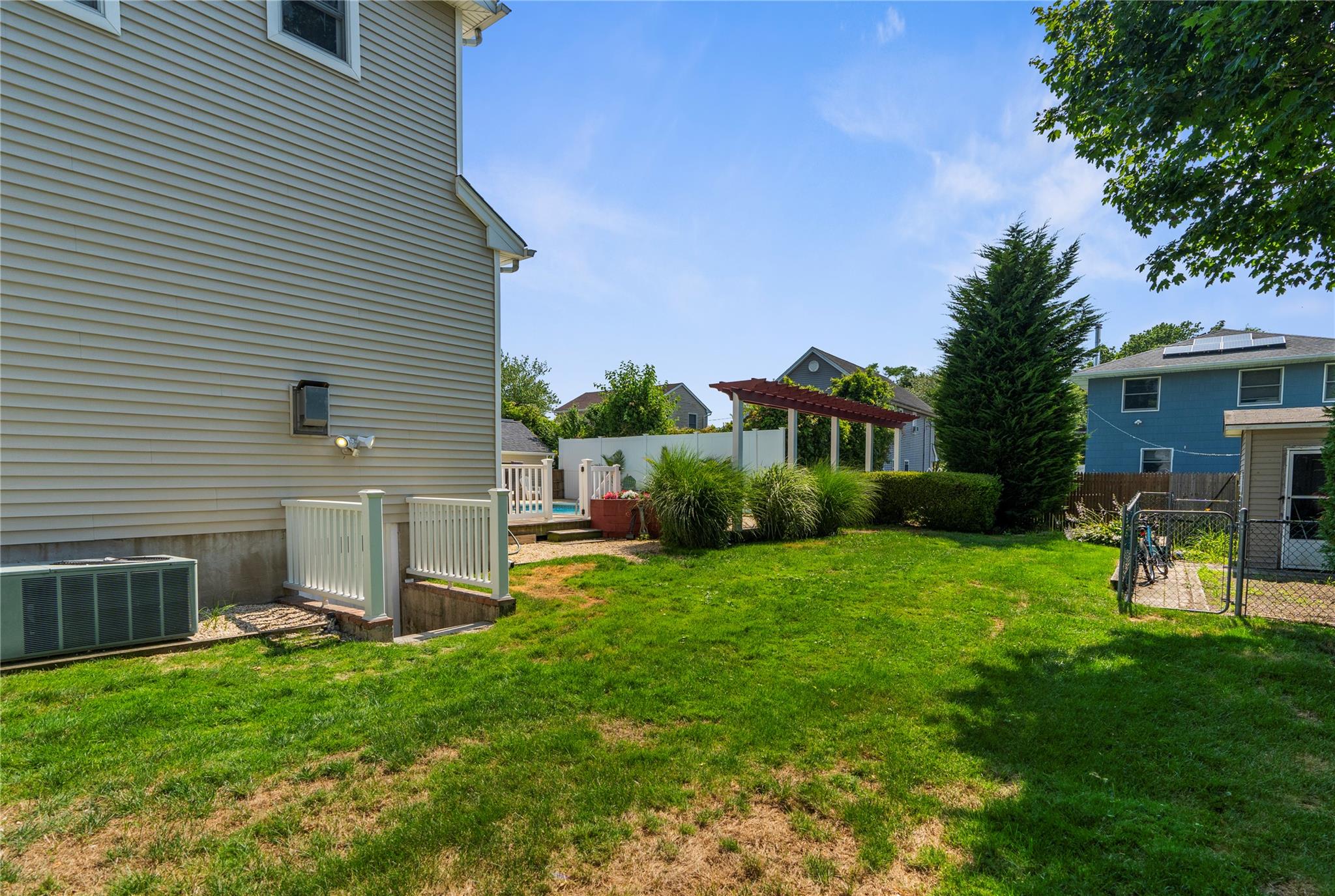 565 S 8th Street, Lindenhurst, NY 11757