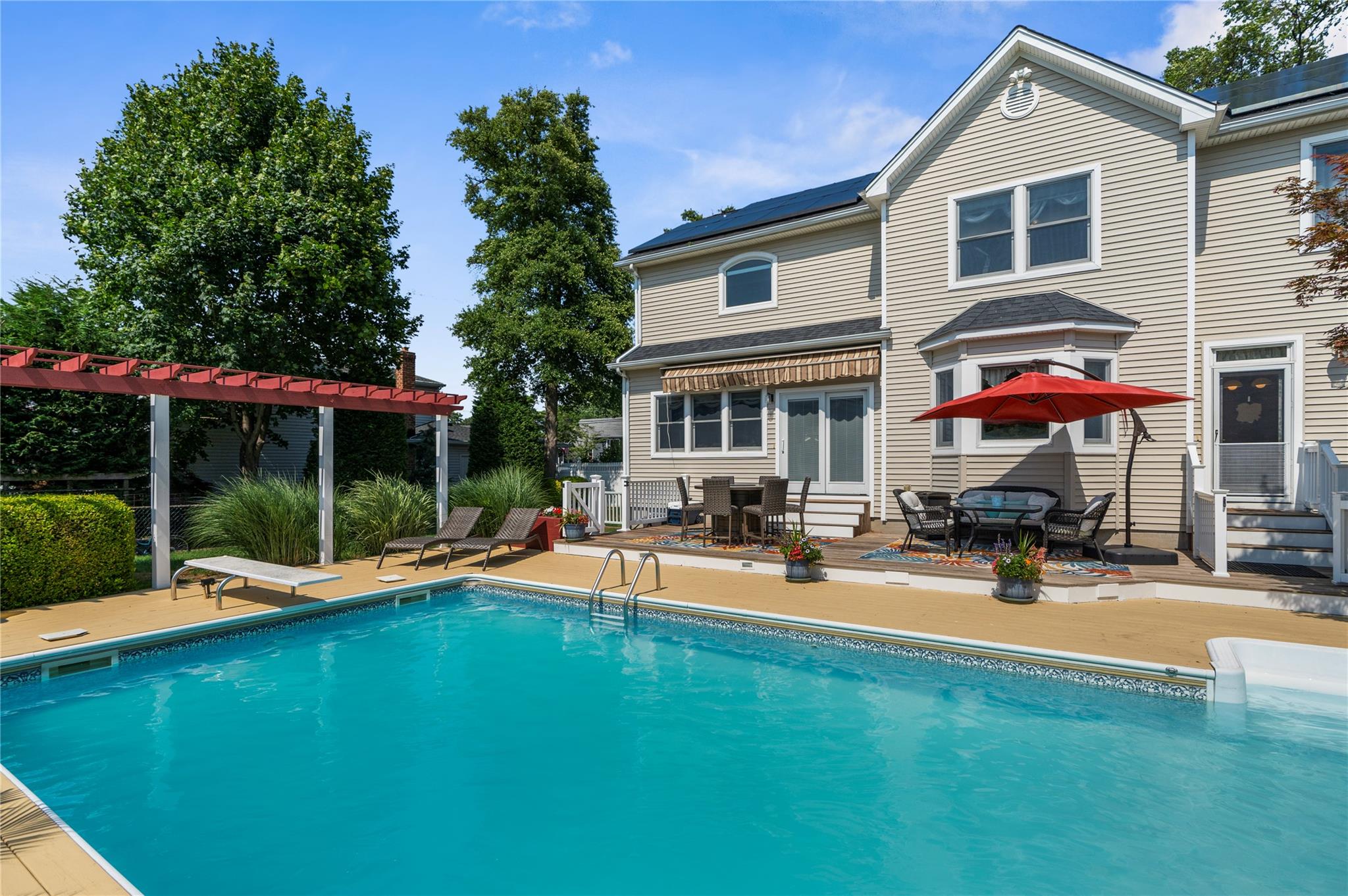 565 S 8th Street, Lindenhurst, NY 11757