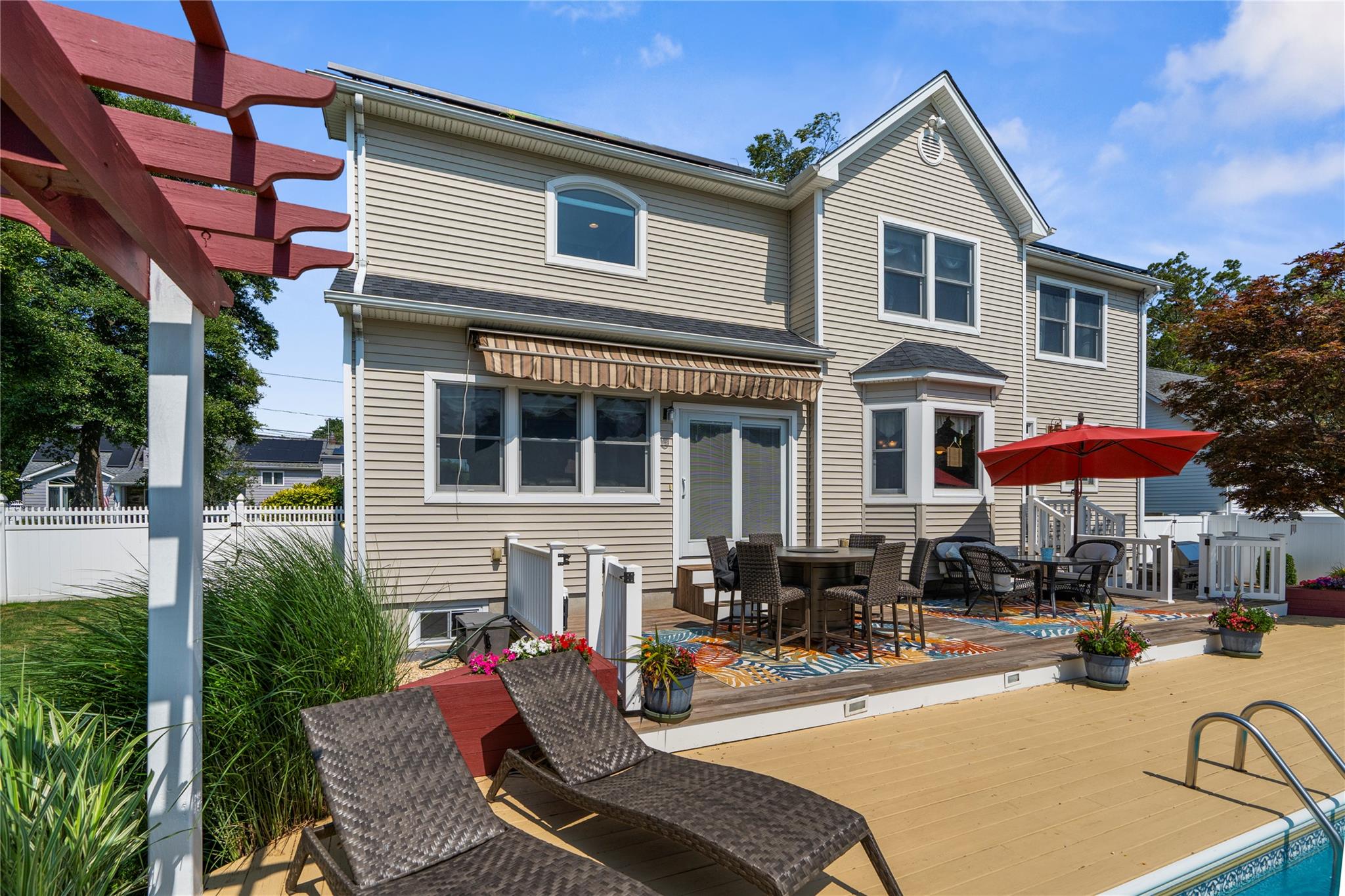 565 S 8th Street, Lindenhurst, NY 11757