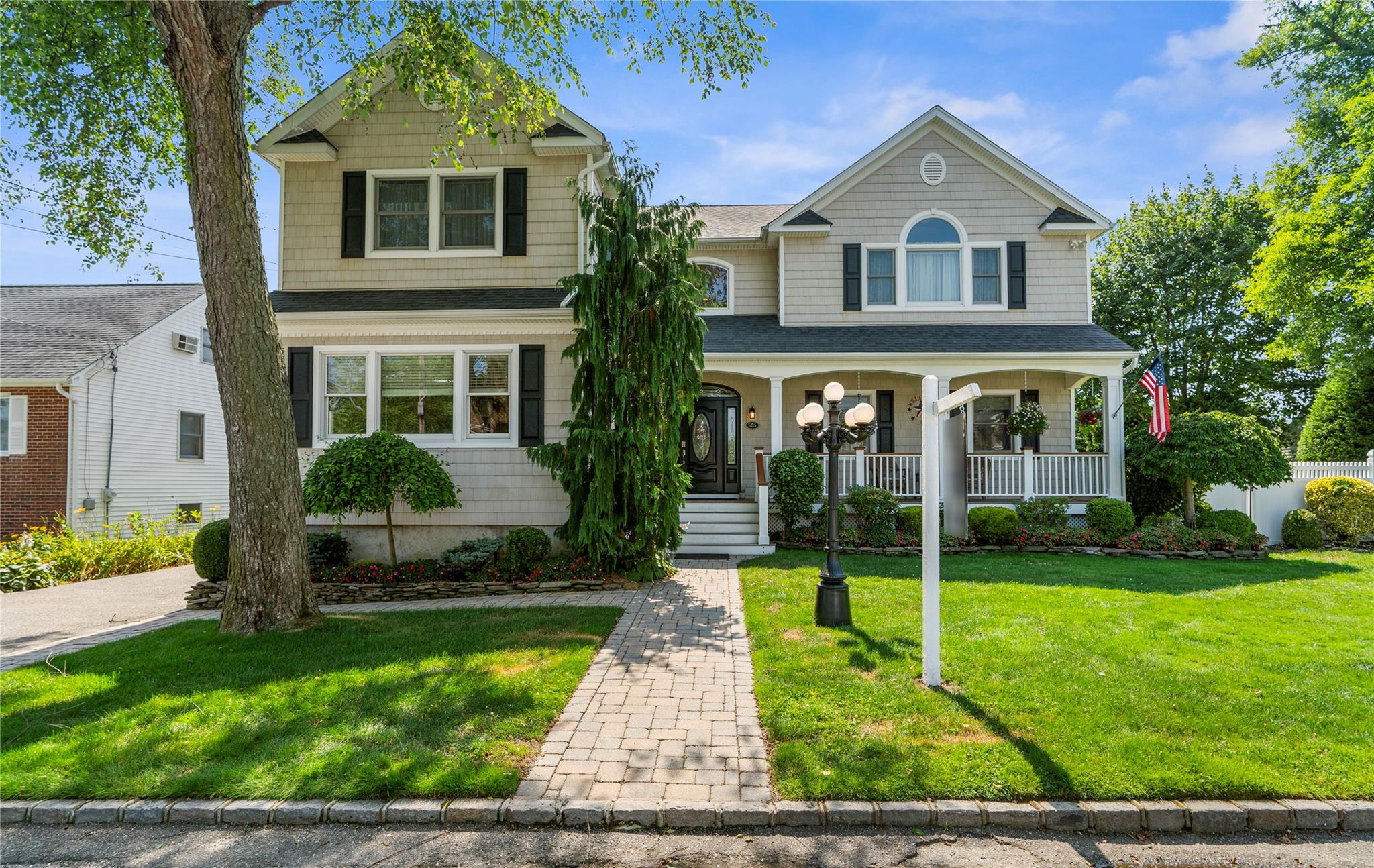 565 S 8th Street, Lindenhurst, NY 11757