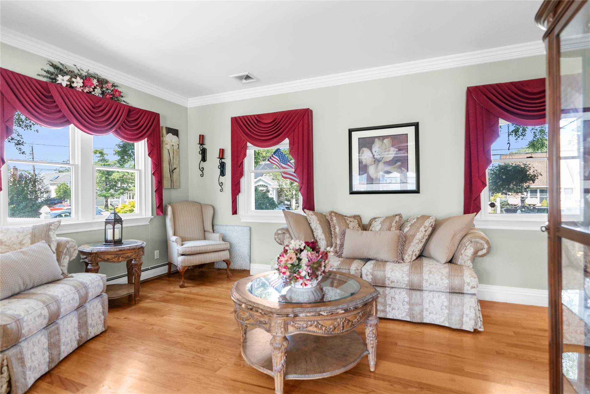 565 S 8th Street, Lindenhurst, NY 11757