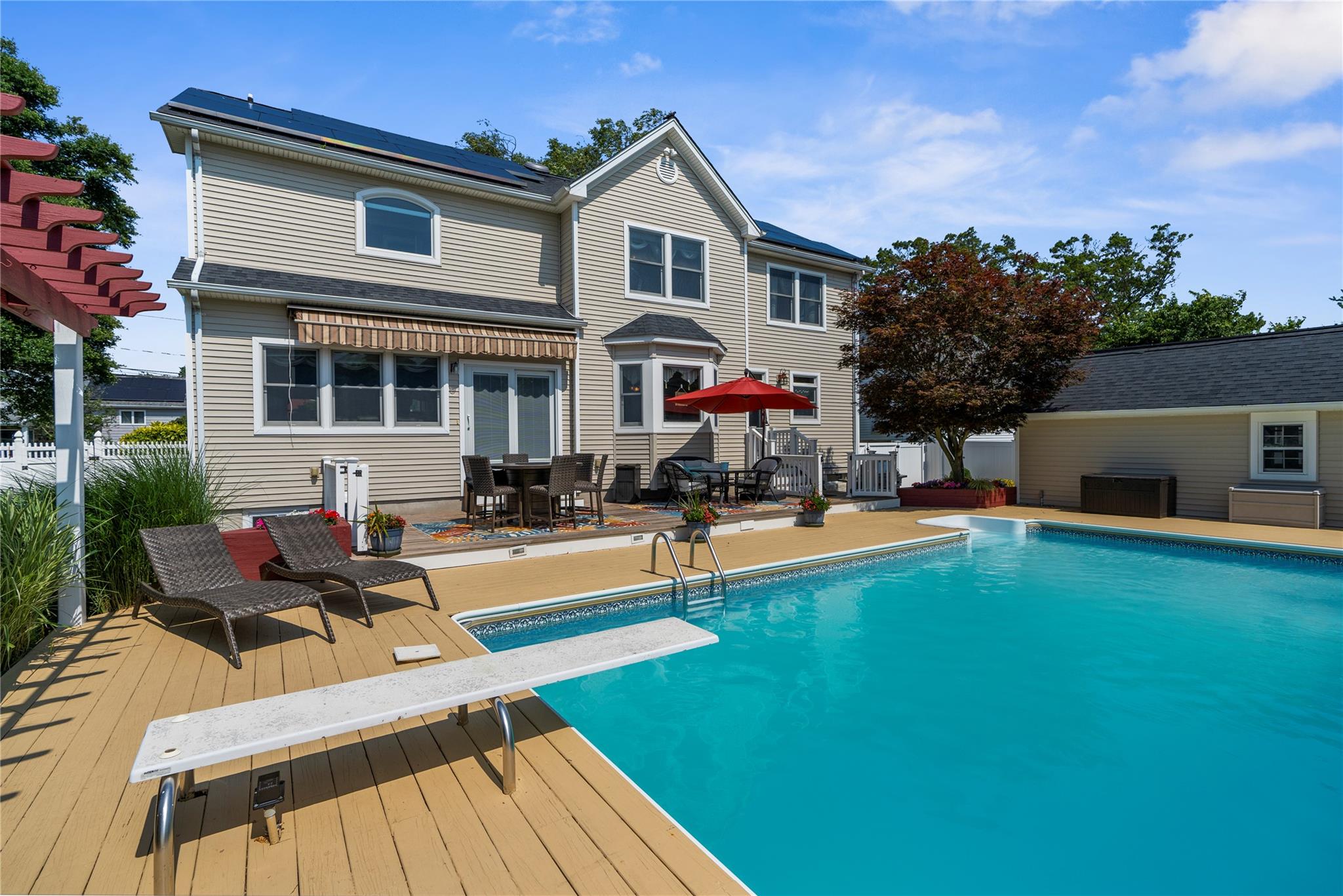 565 S 8th Street, Lindenhurst, NY 11757