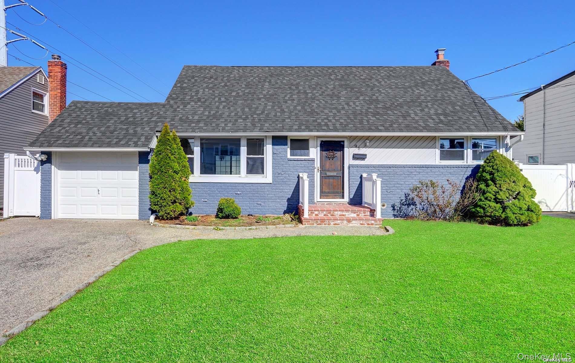 96 S Windhorst Avenue, Bethpage, NY 11714