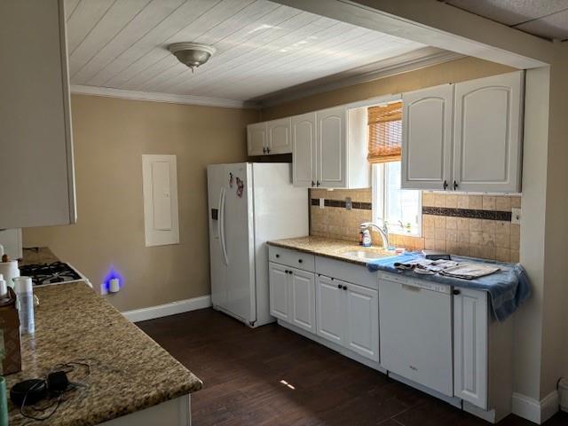 68 Knoll Street, Lindenhurst, NY 11757