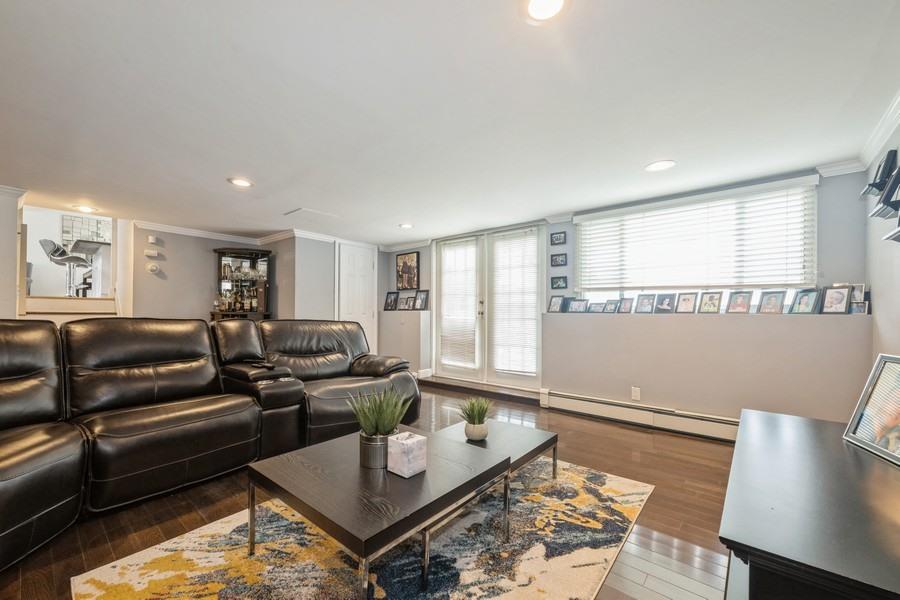 17 Keswick Lane, Plainview, NY 11803