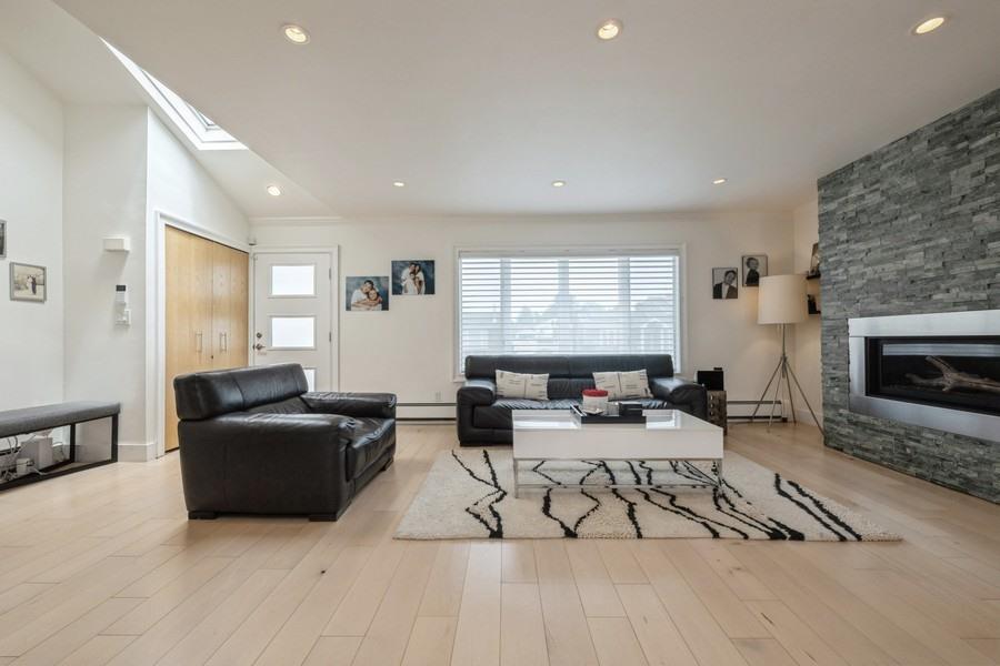 17 Keswick Lane, Plainview, NY 11803