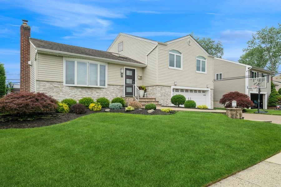 17 Keswick Lane, Plainview, NY 11803