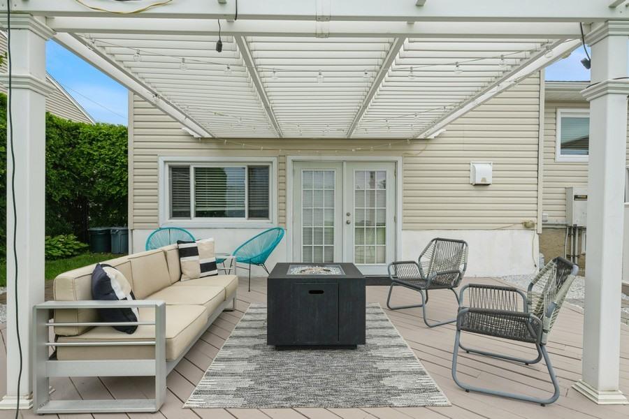 17 Keswick Lane, Plainview, NY 11803