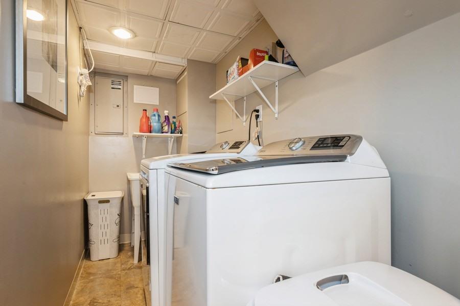 17 Keswick Lane, Plainview, NY 11803