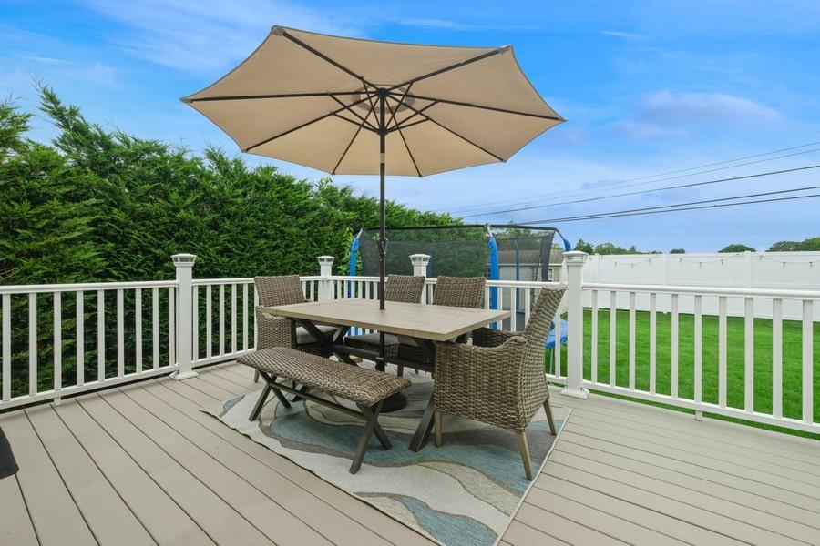 17 Keswick Lane, Plainview, NY 11803