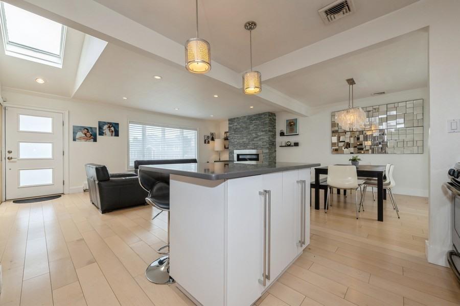 17 Keswick Lane, Plainview, NY 11803