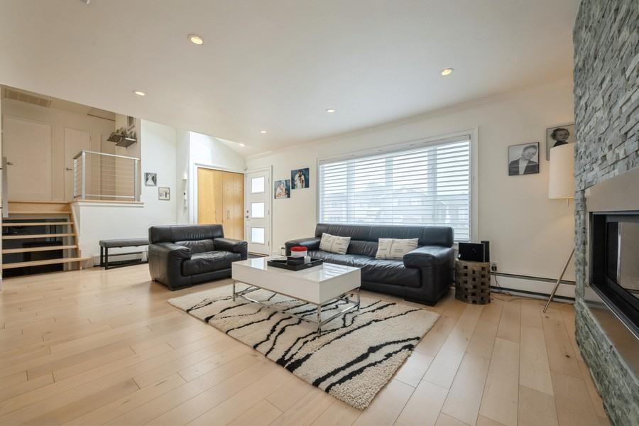 17 Keswick Lane, Plainview, NY 11803