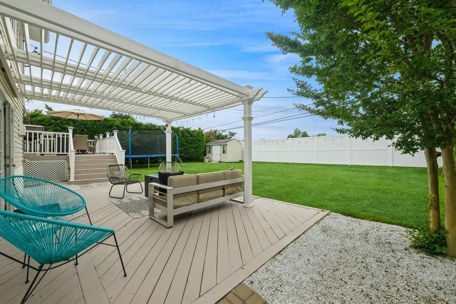 17 Keswick Lane, Plainview, NY 11803